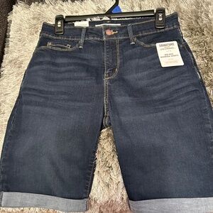Levi’s signature mid rise Bermuda shorts